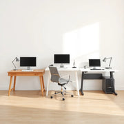 Karşılaştırma için farklı tasarımlı modern ofis masaları, ergonomik sandalye ve monitör düzeni