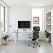 Minimalist aydınlık ofiste sade masa, ergonomik sandalye, kapalı depolama ve doğal ışık