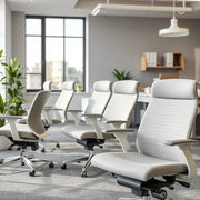 Ayarlanabilir kolları ve bel desteği görünen ergonomik ofis koltukları, modern ve sade bir çalışma ortamında