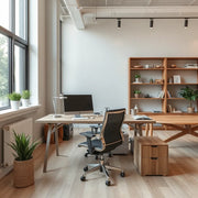 Doğal ışık alan modern ofiste çalışma masası, ergonomik sandalye ve toplantı alanı