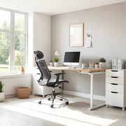 Ergonomik ofis masası ve görev koltuğu, gün ışığında düzenli modern çalışma alanı